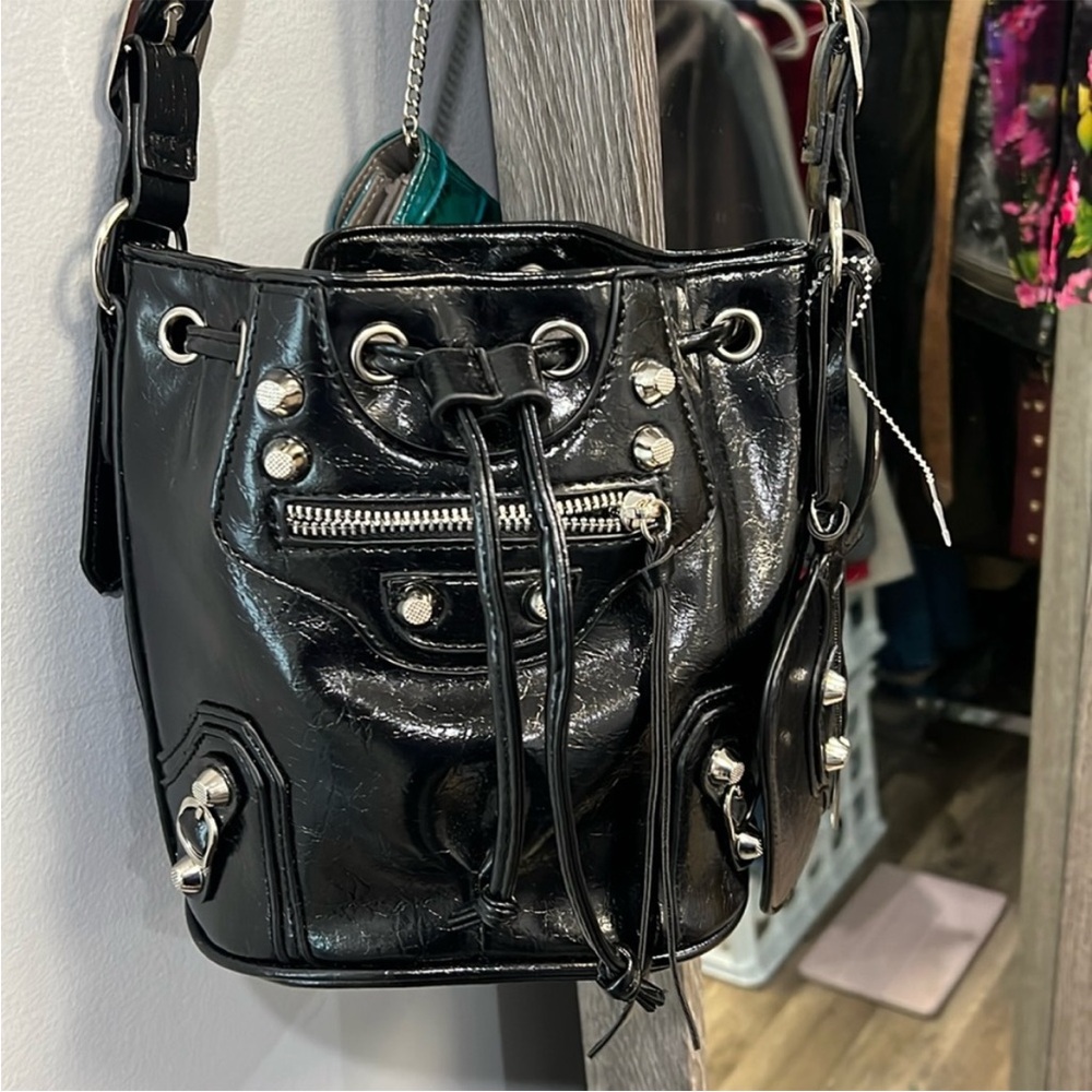 Sleek Black Crossbody Bucket Bag Boutique